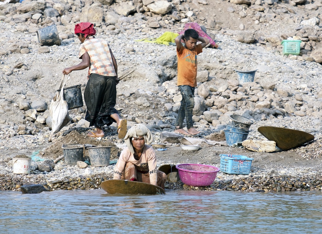 Gold diggers on the Mekong River