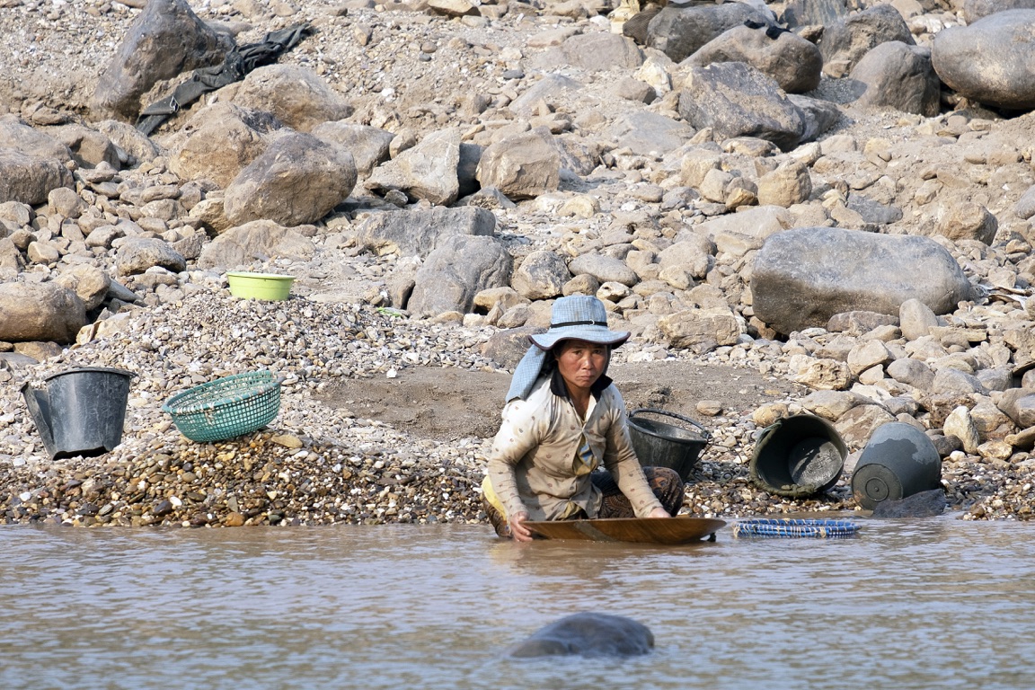 Gold diggers on the Mekong River