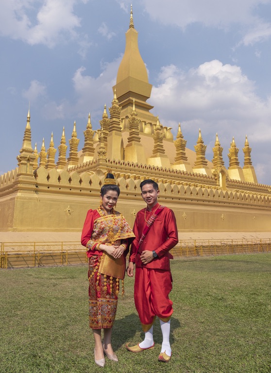 Vientian, wedding couple in Pha That Luang