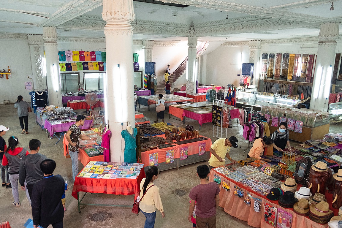 Vientian, market inside the Arc de Triomphe