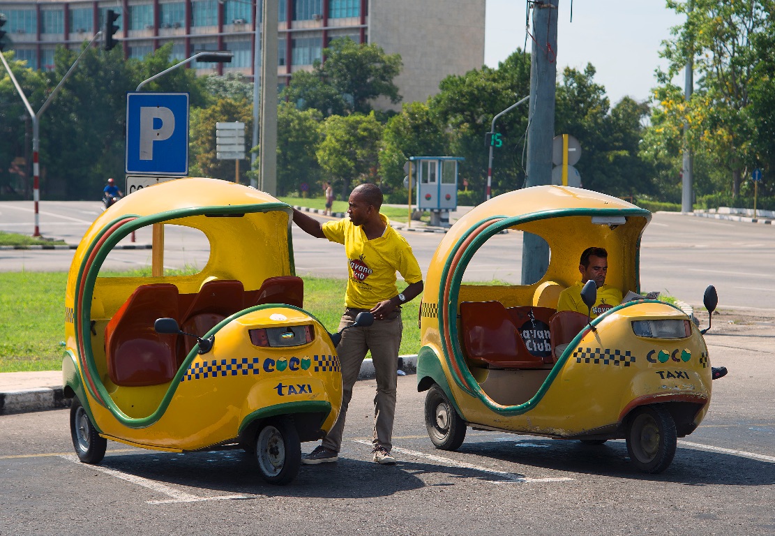 La Habana. Coco-taxis