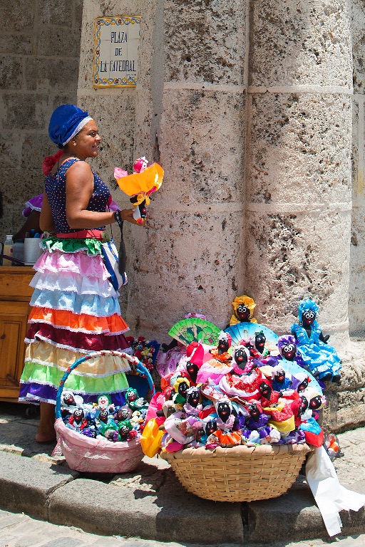 La Habana.  Vendedora de la muñeca reversible "Lulú-Marilú"