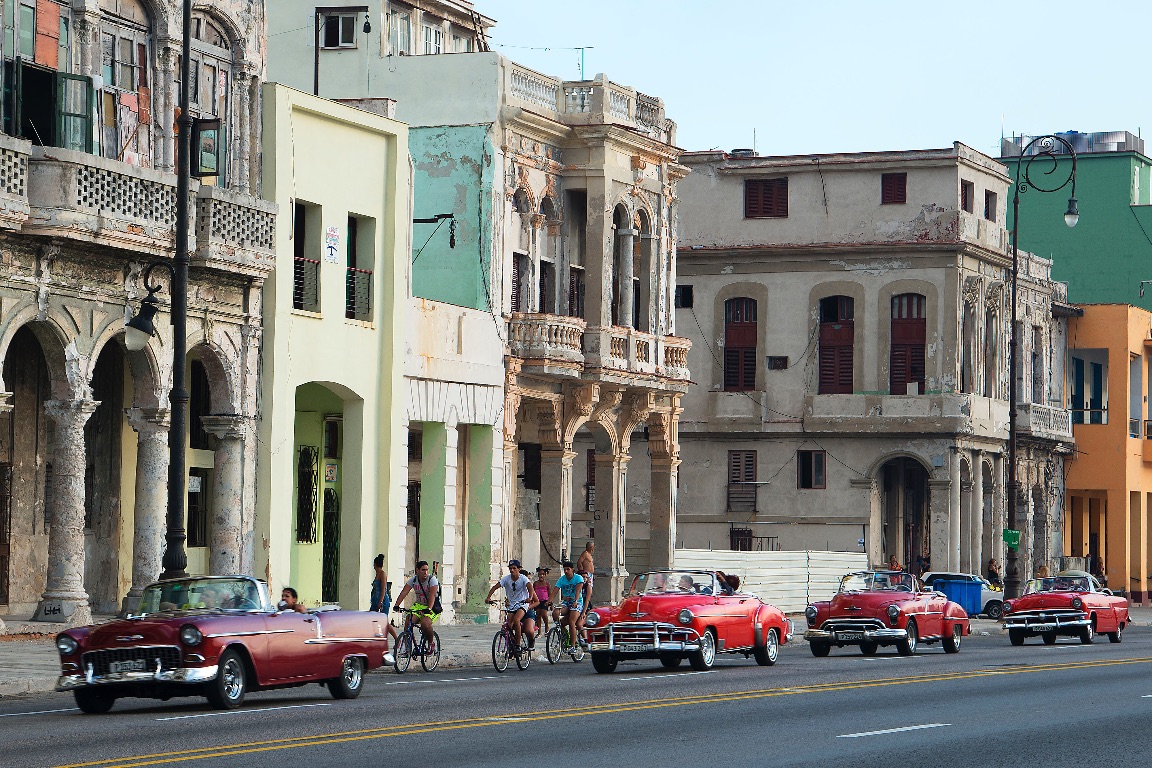 La Habana. Paseando los autos por la Avenida San Lázaro (Malecón)