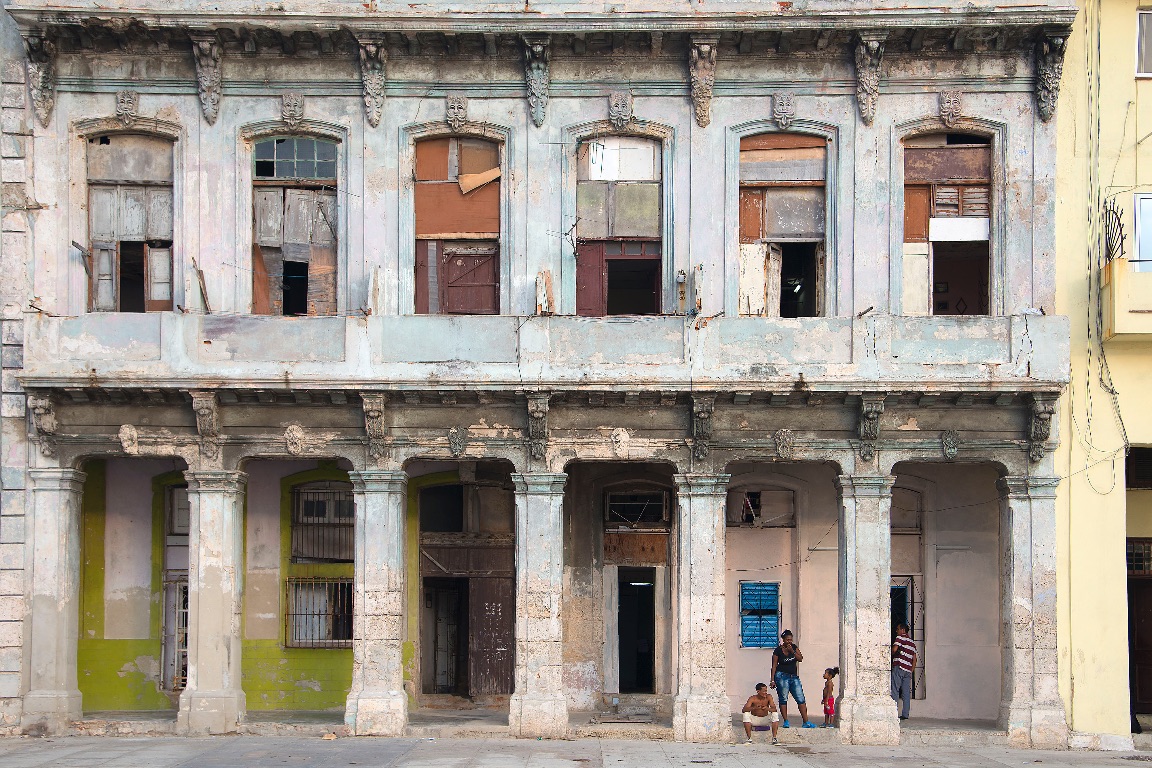 La Habana. Casas en la avenida del Malecón