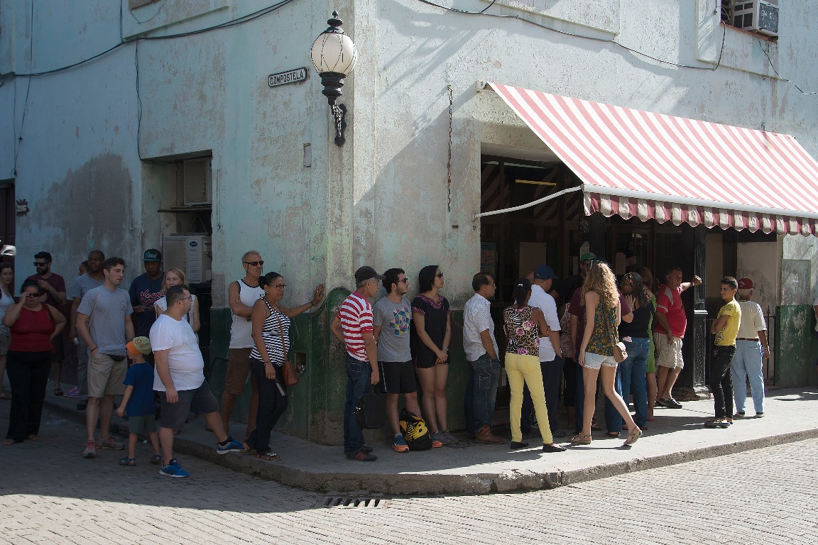 La Habana. Esperando a que abran el banco