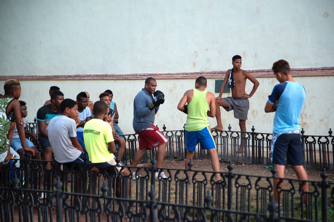 La Habana.  Practicando el boxeo en la calle
