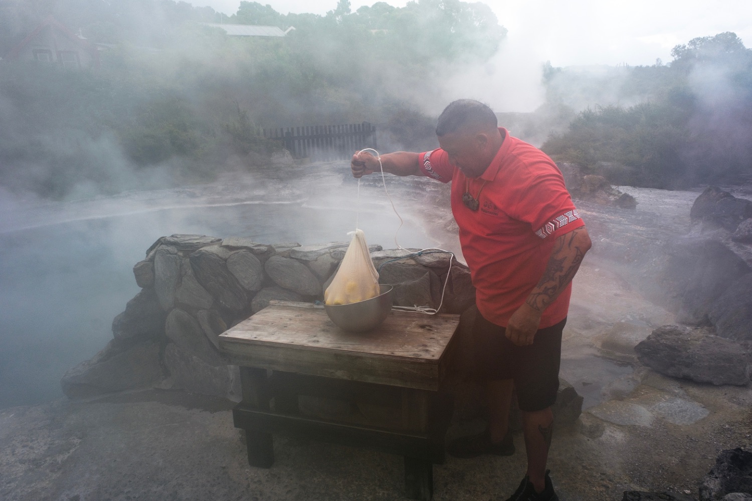 Rotorua, Wakarewarewa, cocinando en aguas termales