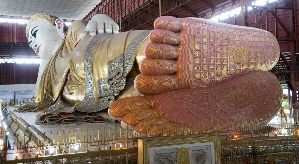 Yangon, Templo Chaukhatgyi, Buda reclinado