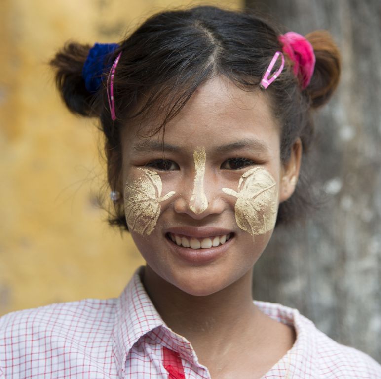 Mandalay, muchacha con tanaka en la cara