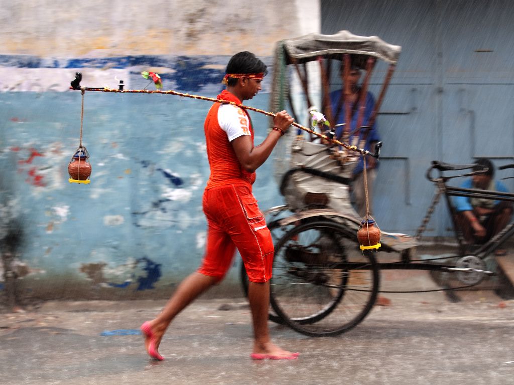 Benarés (Varanasi), bajo el monzón, peregrino