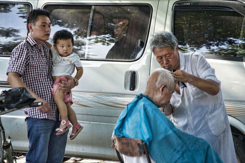 Beijing, hairdresser in Zhonglouwan Hutong