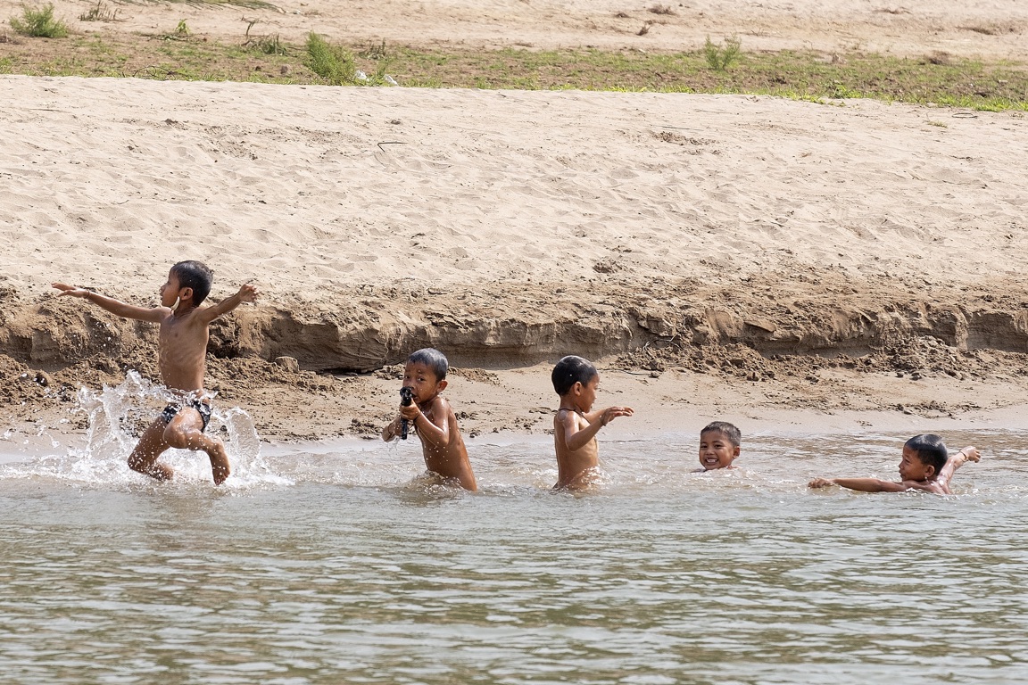 Sailing on the Mekong River,  children in Banhueysaphansai