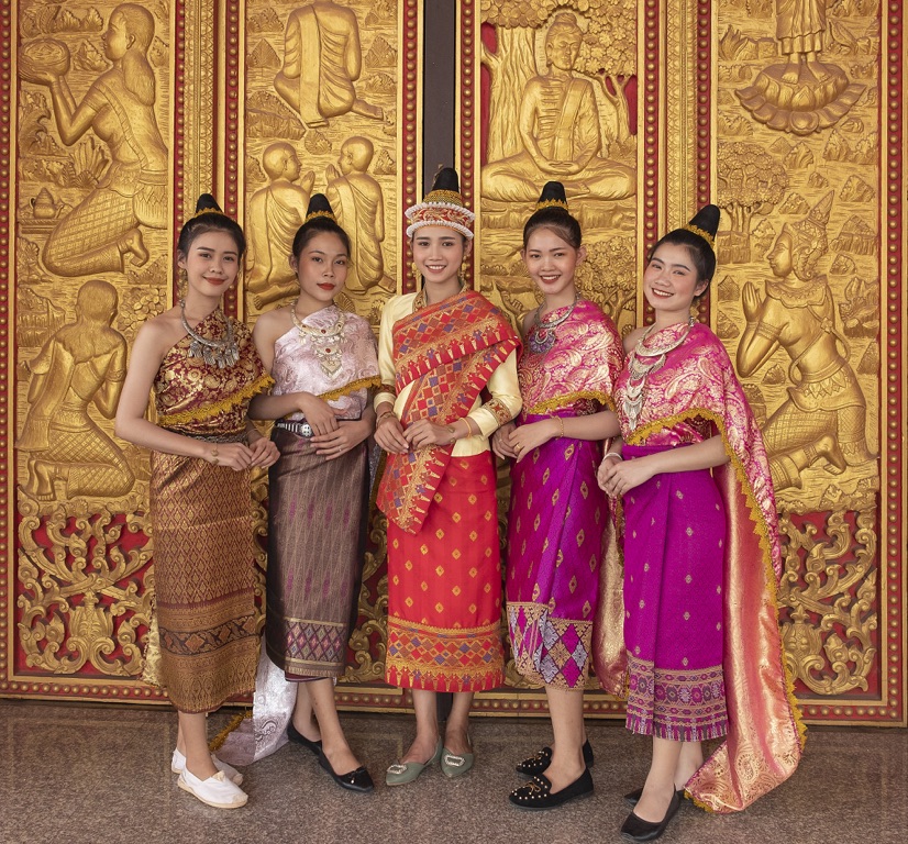 Vientian, young girls in Pha That Luang
