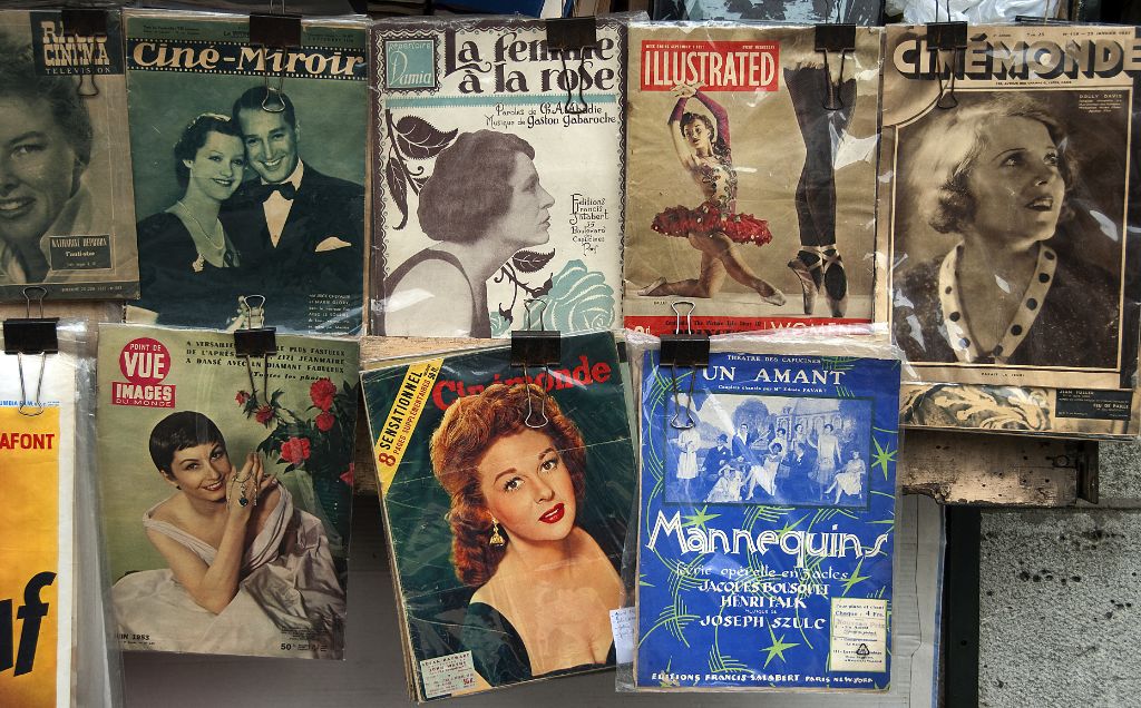 Shop with old magazines near the Seine