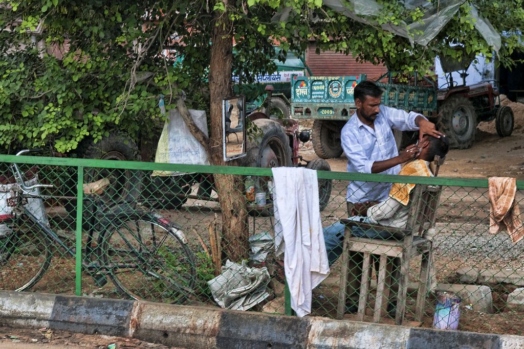 Jaipur, street barber