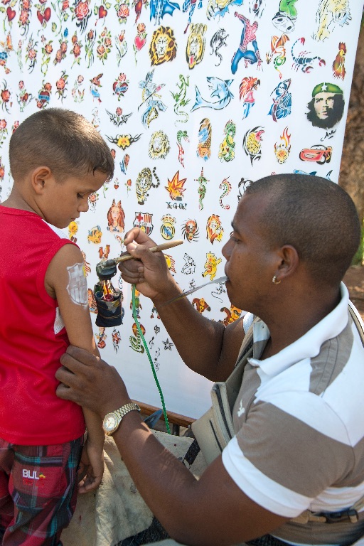 Trinidad.  Feria infantil, tatuando el escudo del Barça