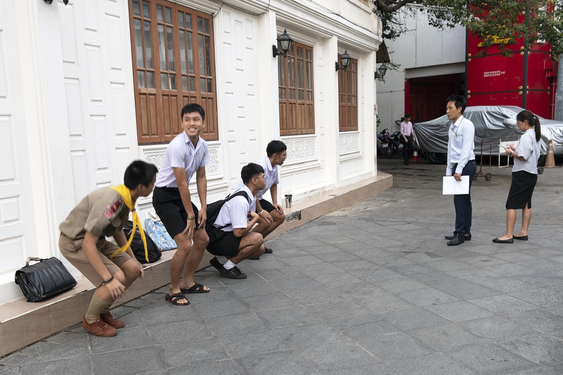Bangkok, estudiantes castigados por llegar tarde