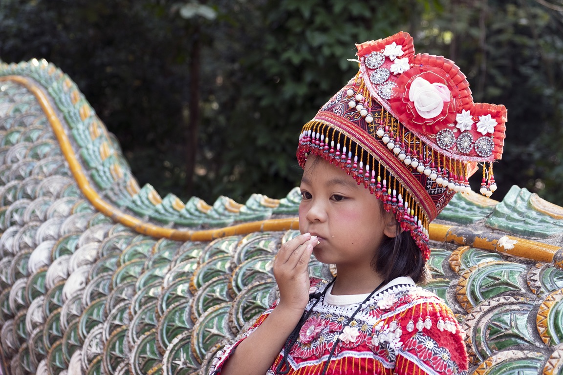 Chiang Mai, niña de tribu hmong en Phra Borommathat Doi Suthep