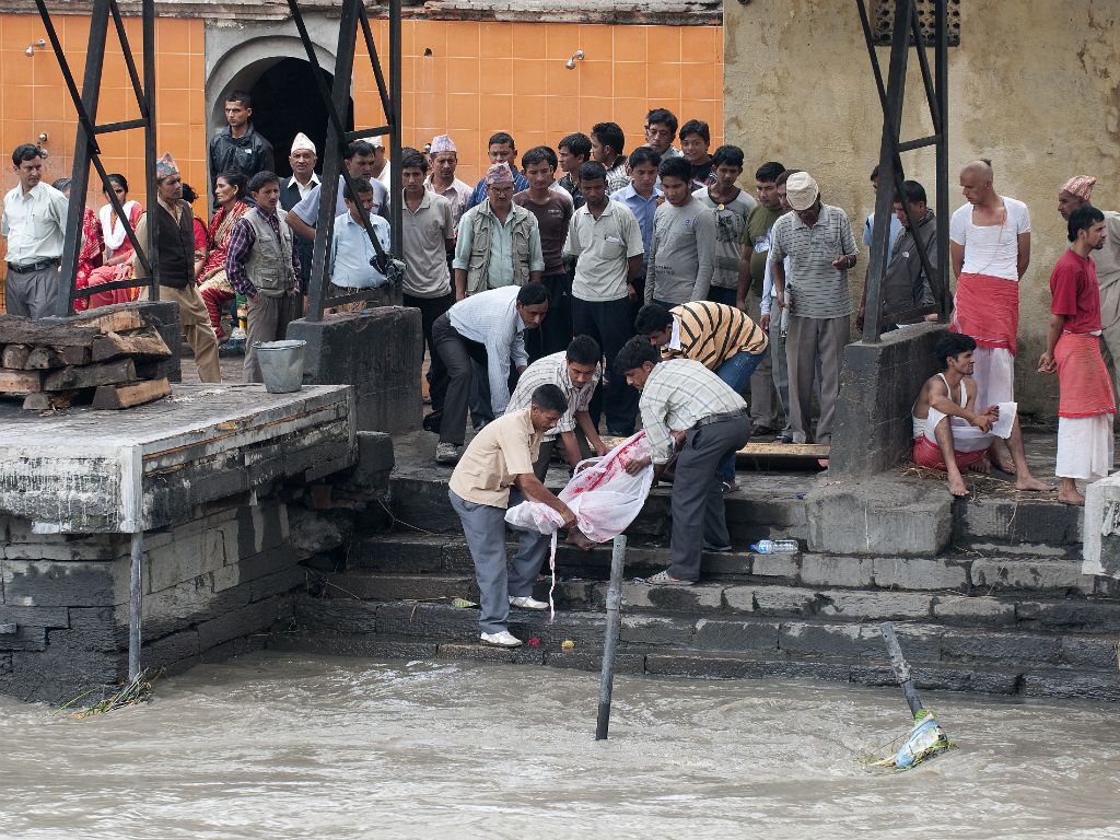 Kathmandu, Pashupatintah, piras funerarias