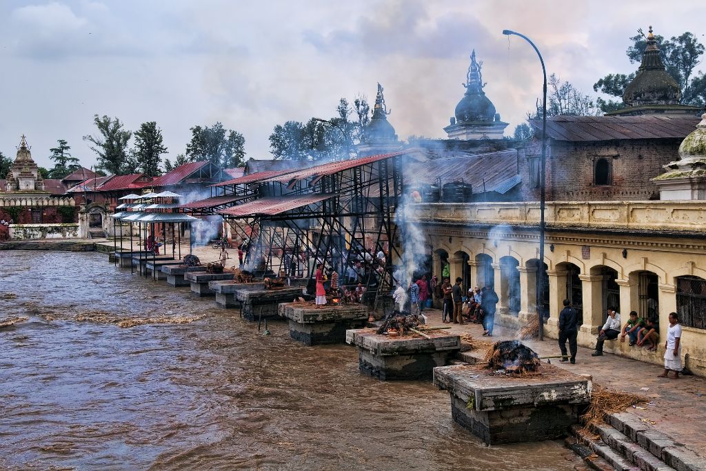 Kathmandu, Pashupatintah, piras funerarias