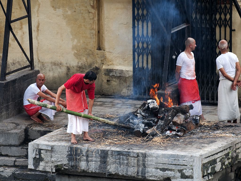 Kathmandu, Pashupatintah, piras funerarias