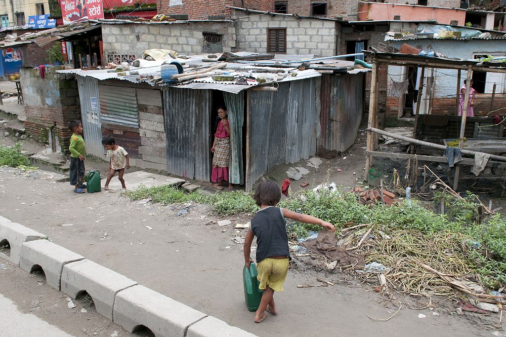 Patan, niña acarreando agua