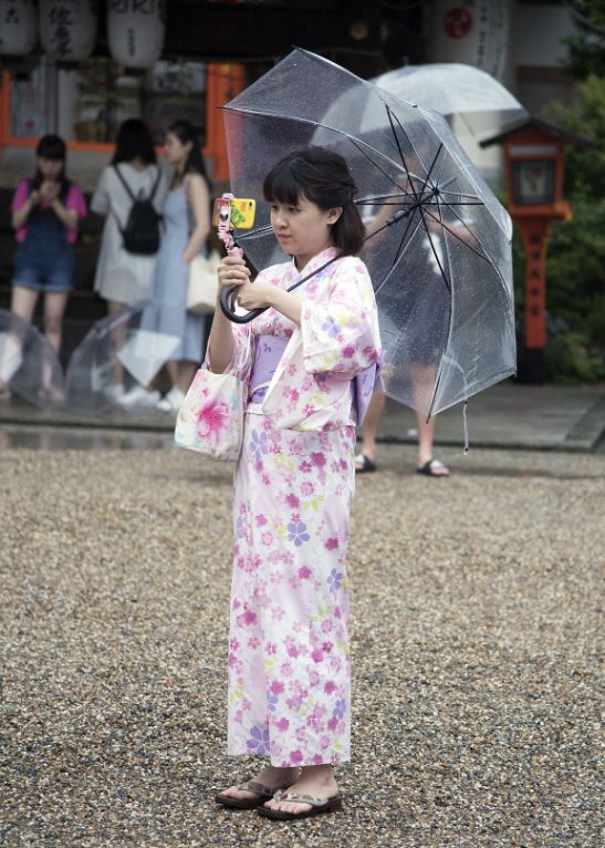 Kioto, mujer japonesa en Yasaka-Jinja Shrine