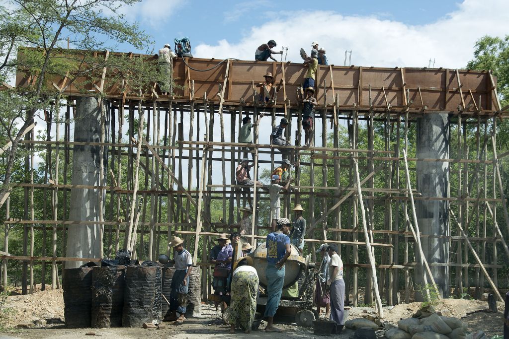 Monywa, obras en la carretera