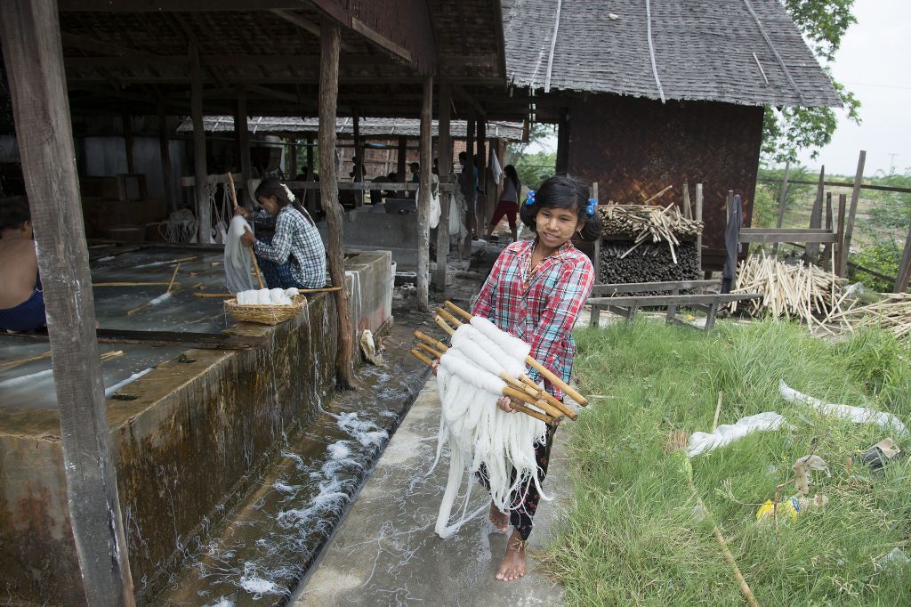 Fábrica de fideos en la carretera de Monywa a Bagan