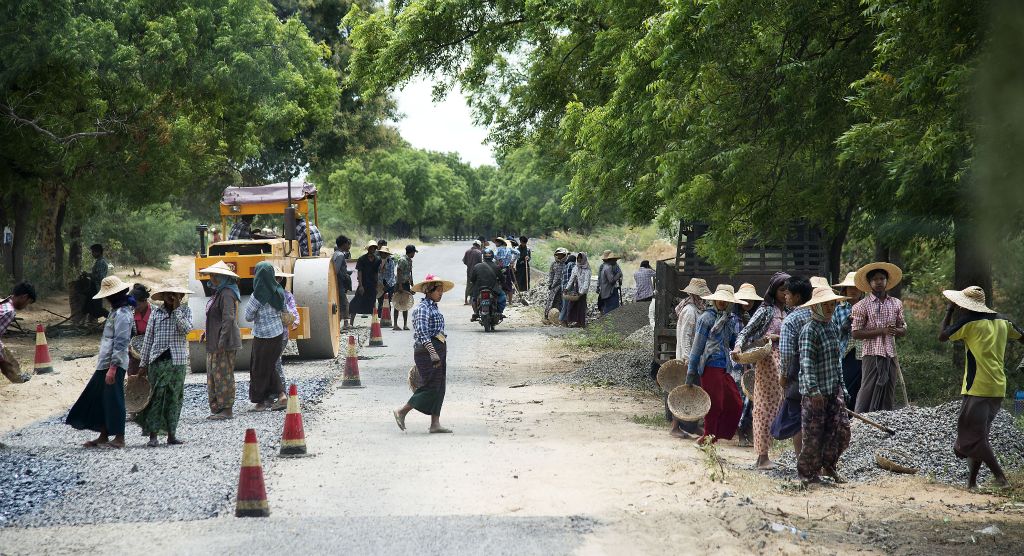 Obras en la carretera de Bagan a Monte Popa