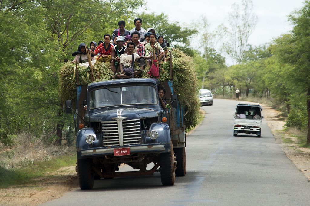 Carretera de Bagan a Monte Popa