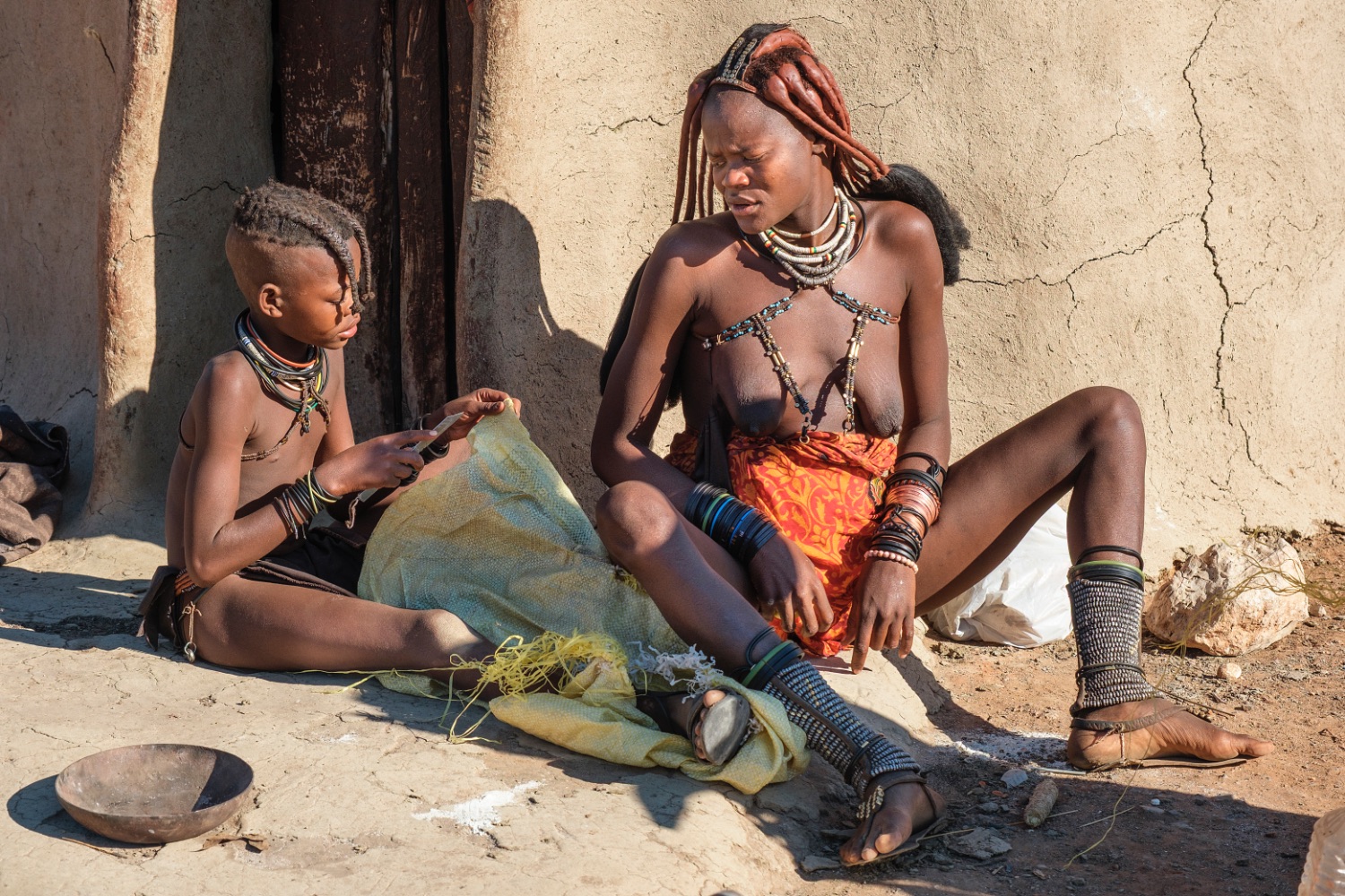 Madre e hija de la tribu himba