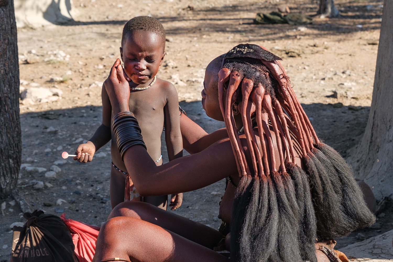 Madre e hijo de la tribu himba