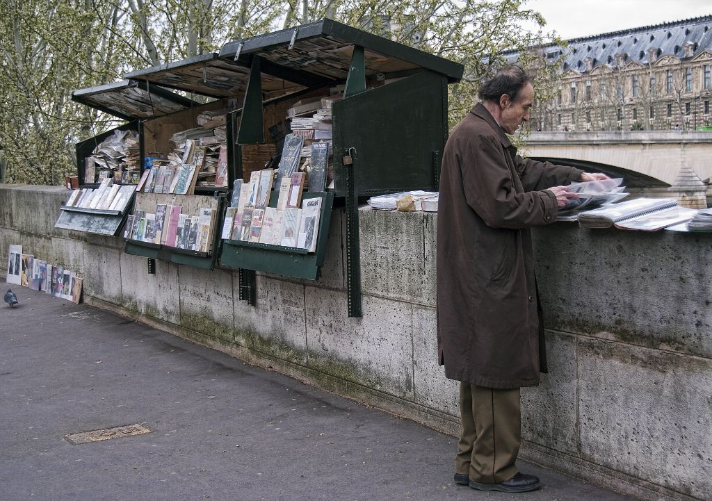 Puesto de revistas antiguas junto al Sena