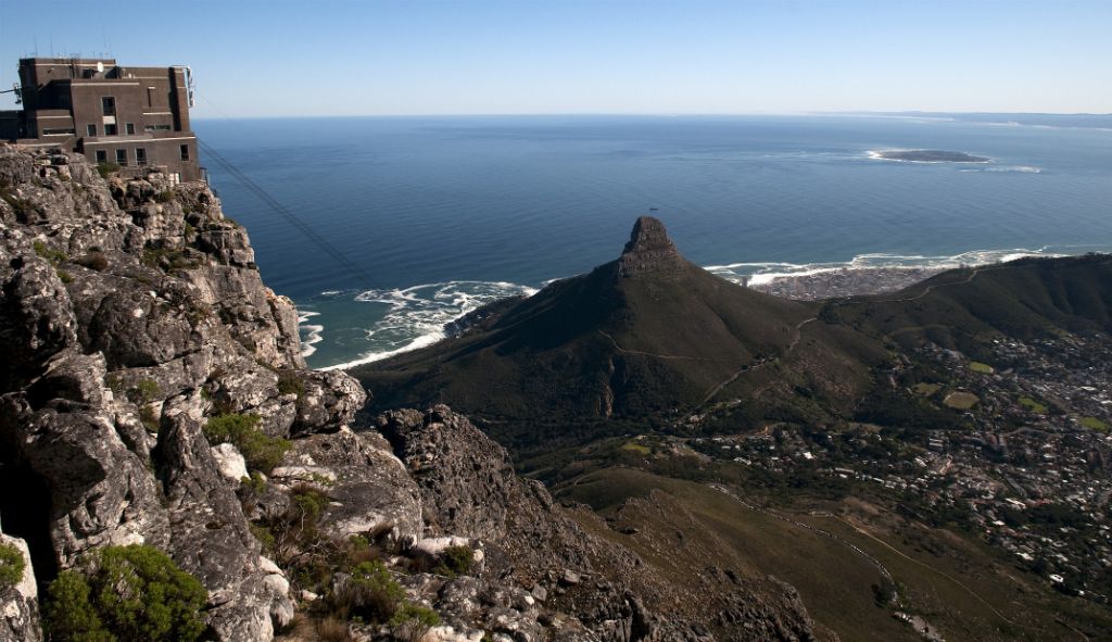Ciudad del Cabo, vistas desde la Montaña Mesa:  Lion's Head y Robben Island