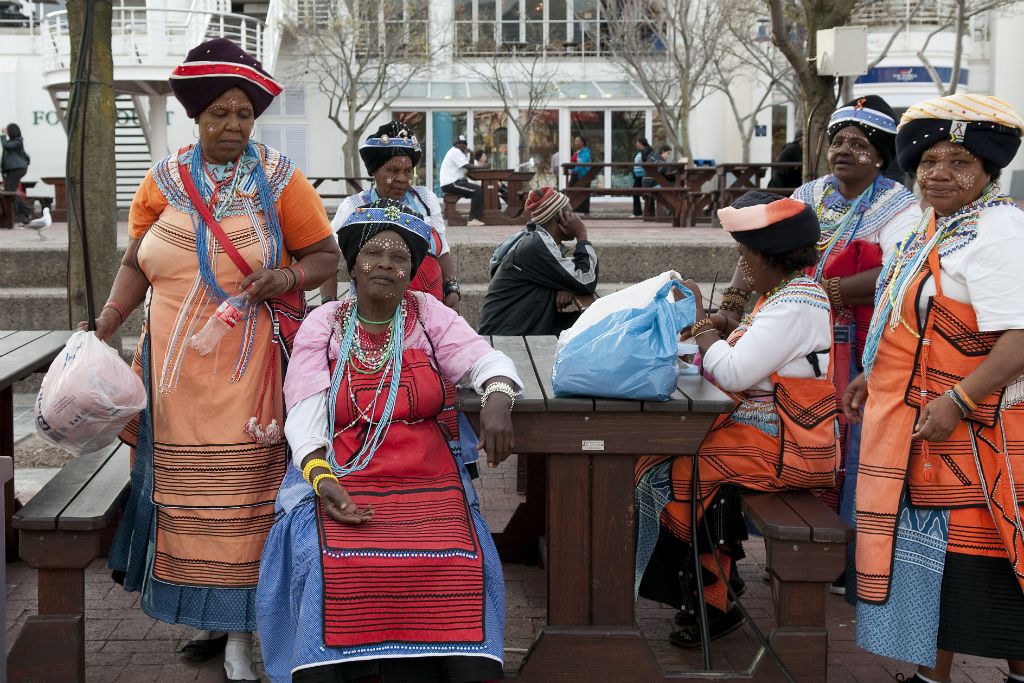 Ciudad del Cabo, mujeres tribales en Waterfront