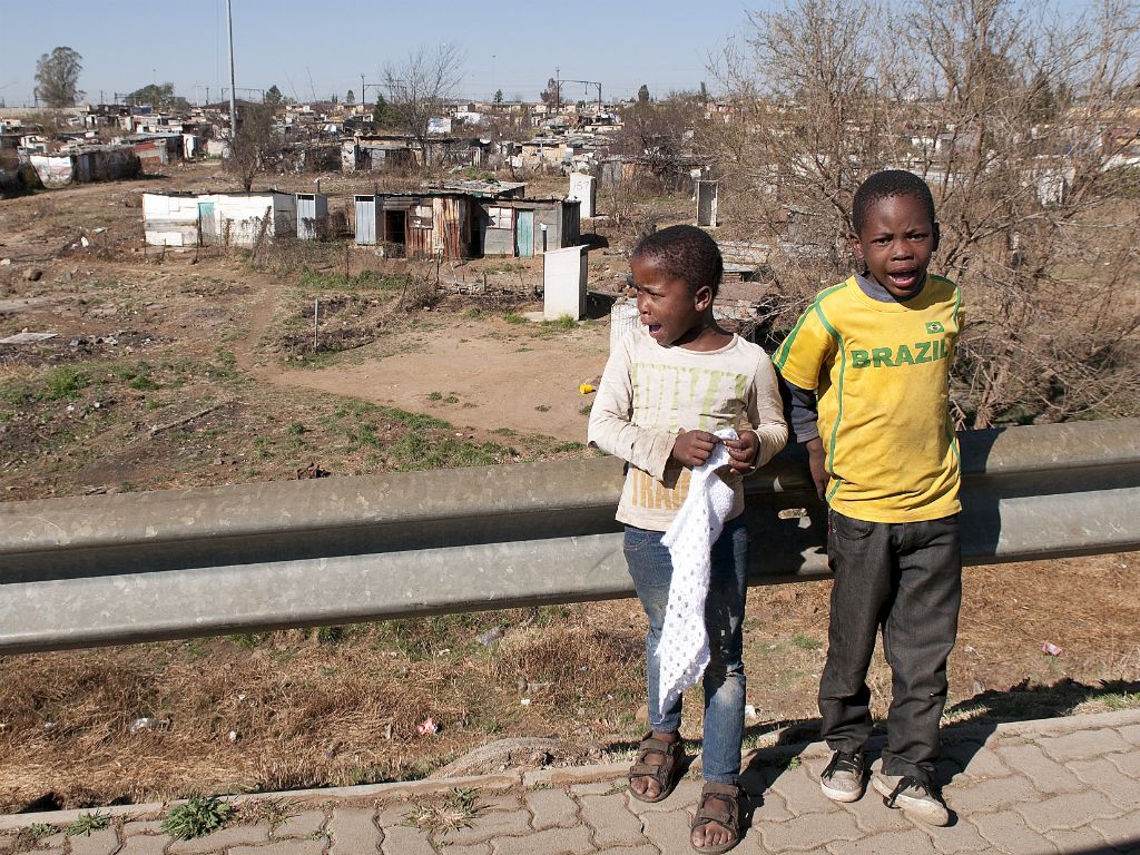 Johannesburgo, Soweto, niños cantando en la carretera