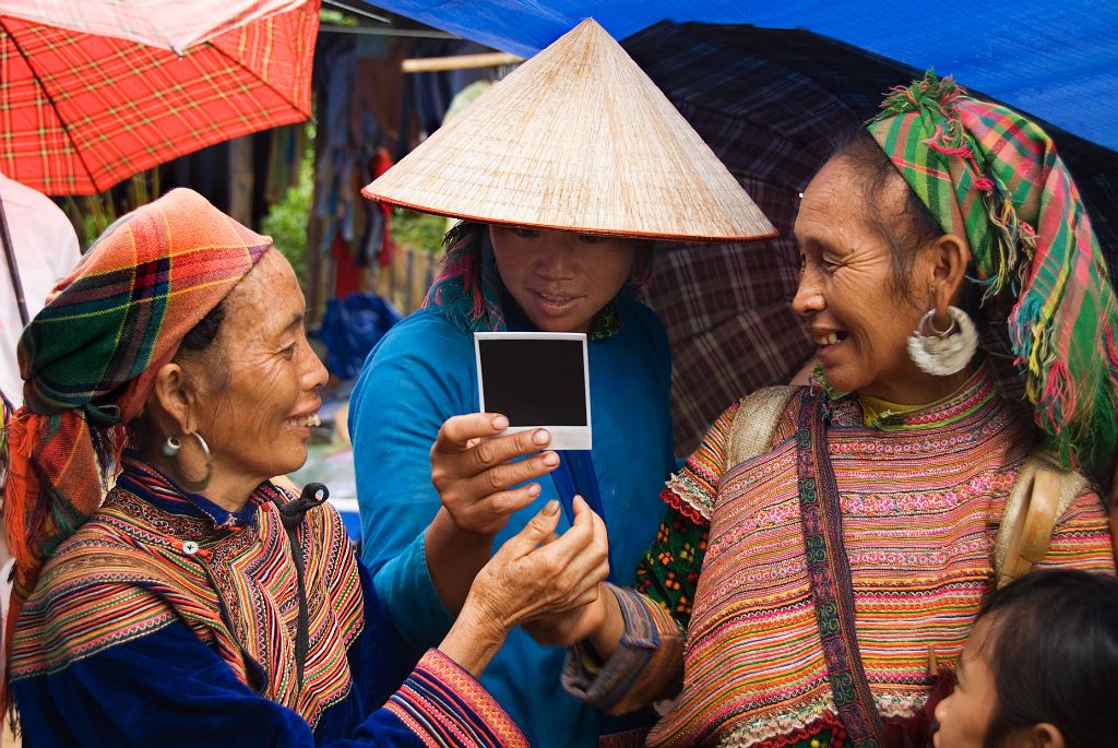 Vietnam - Mujeres mirando una fotografía instantánea (Coc Ly)