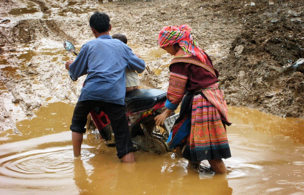 Vietnam - Famila camino del mercado de Coc Ly